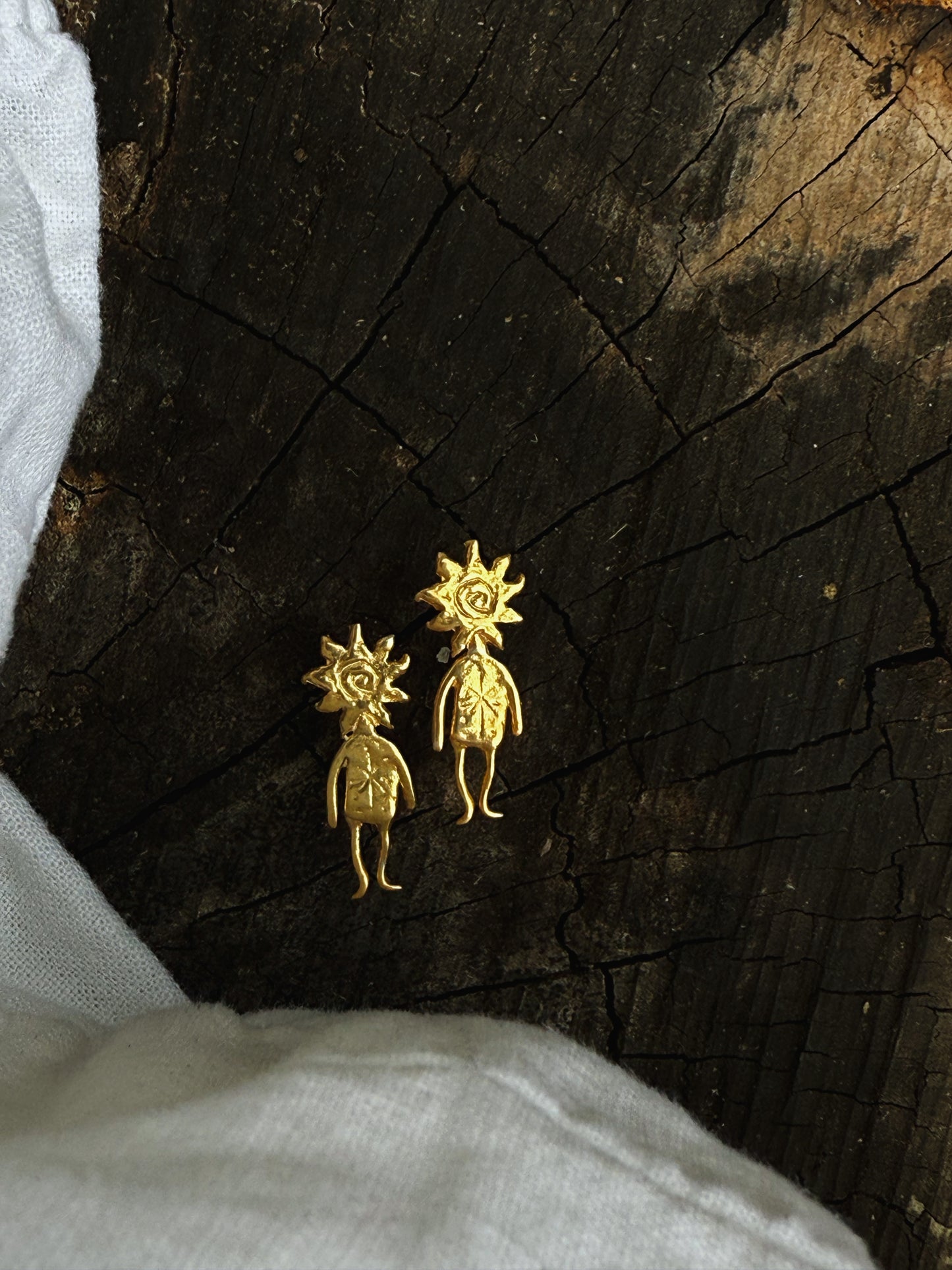 SUN MAN STUDS GOLD