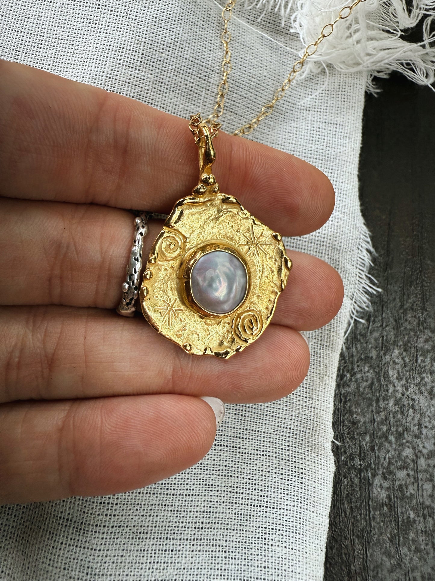 TREASURE TOKEN GOLD
