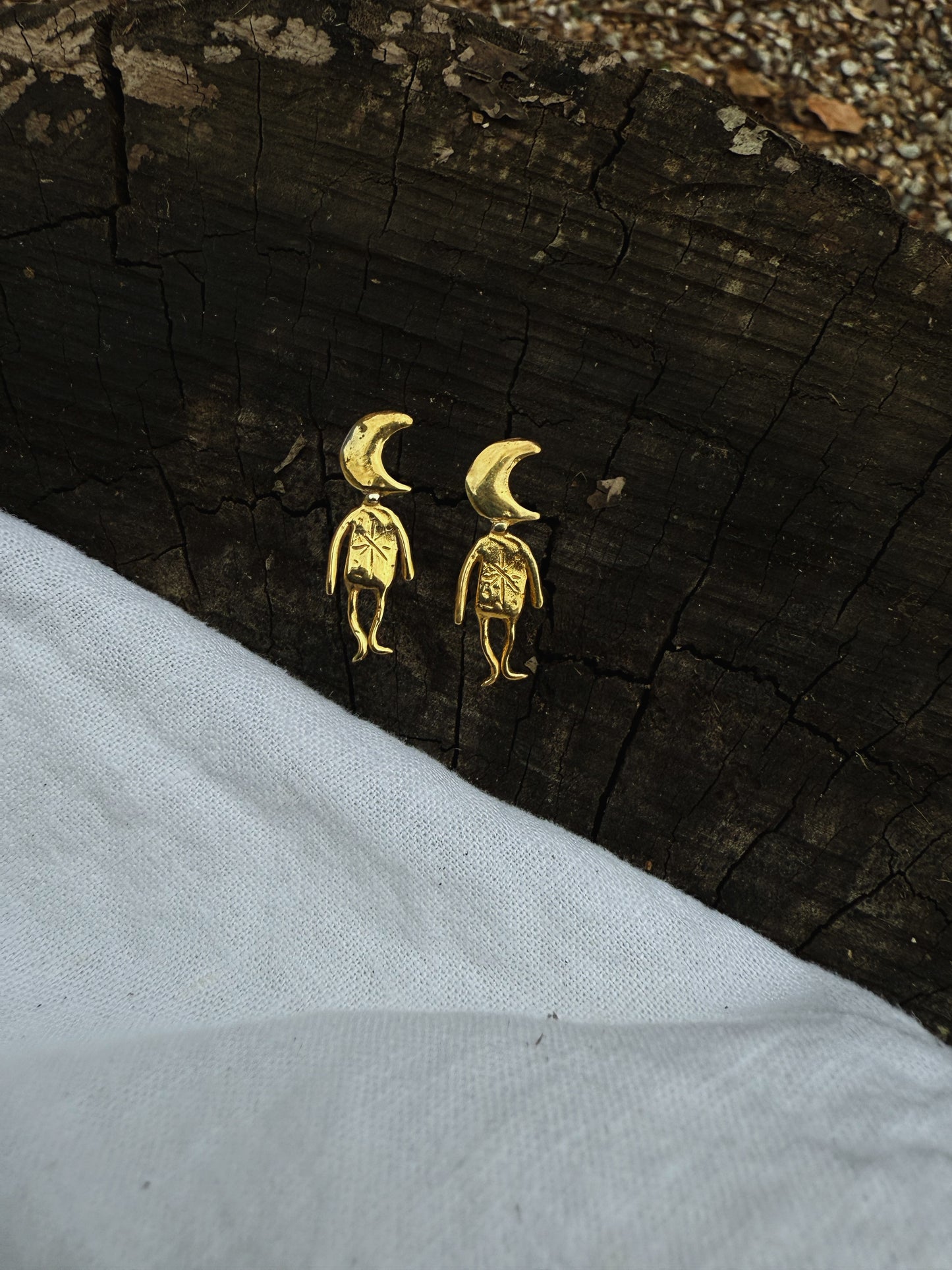 MOON MAN STUDS GOLD