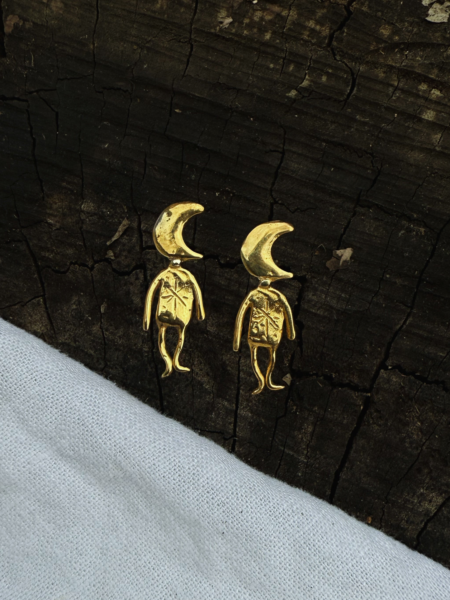 MOON MAN STUDS GOLD