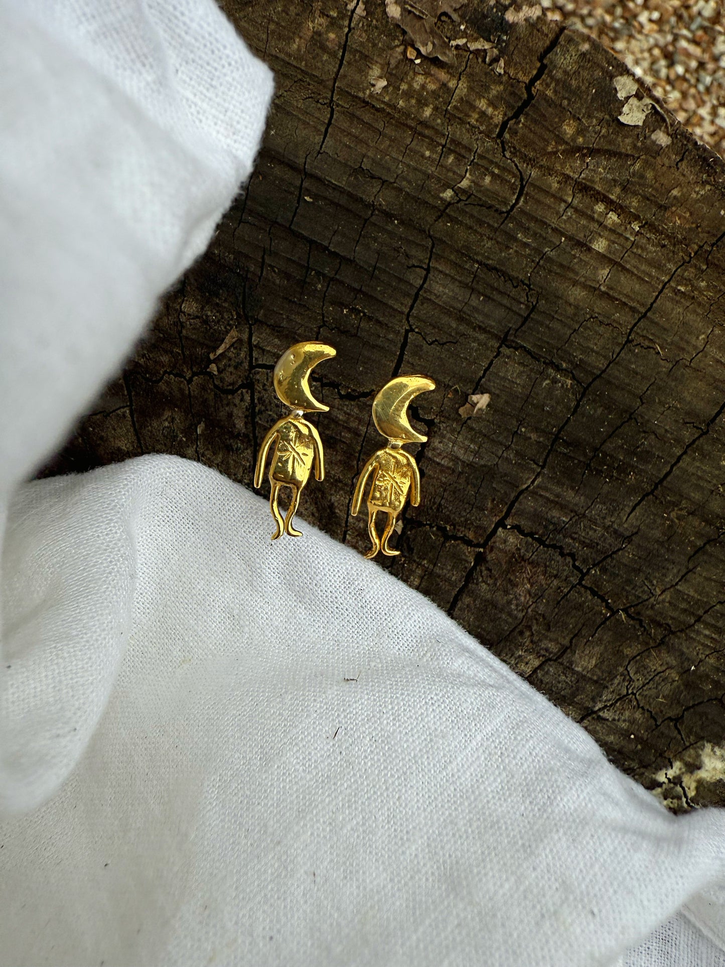 MOON MAN STUDS GOLD