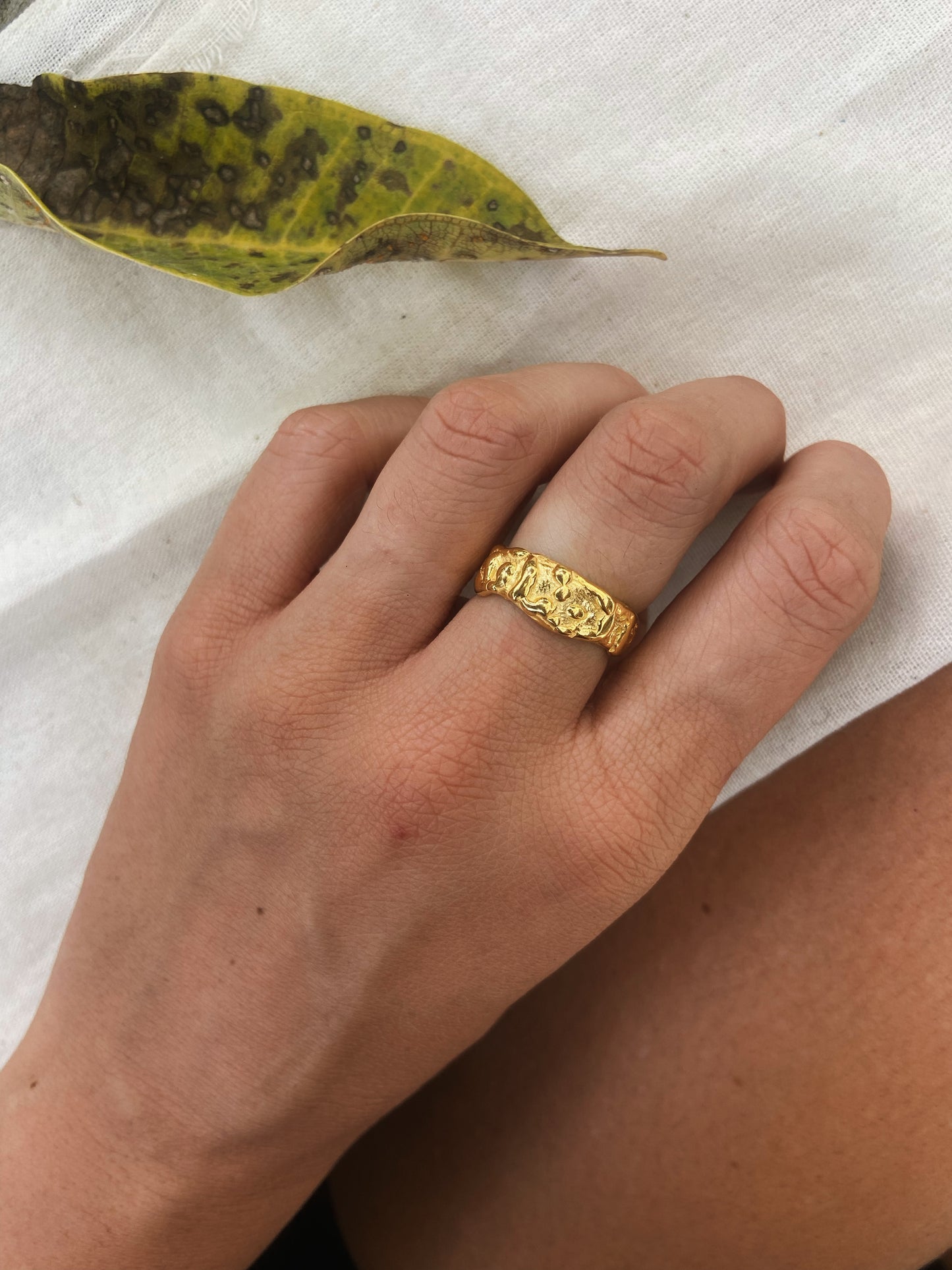 LAVA ROCK ✧ GOLD