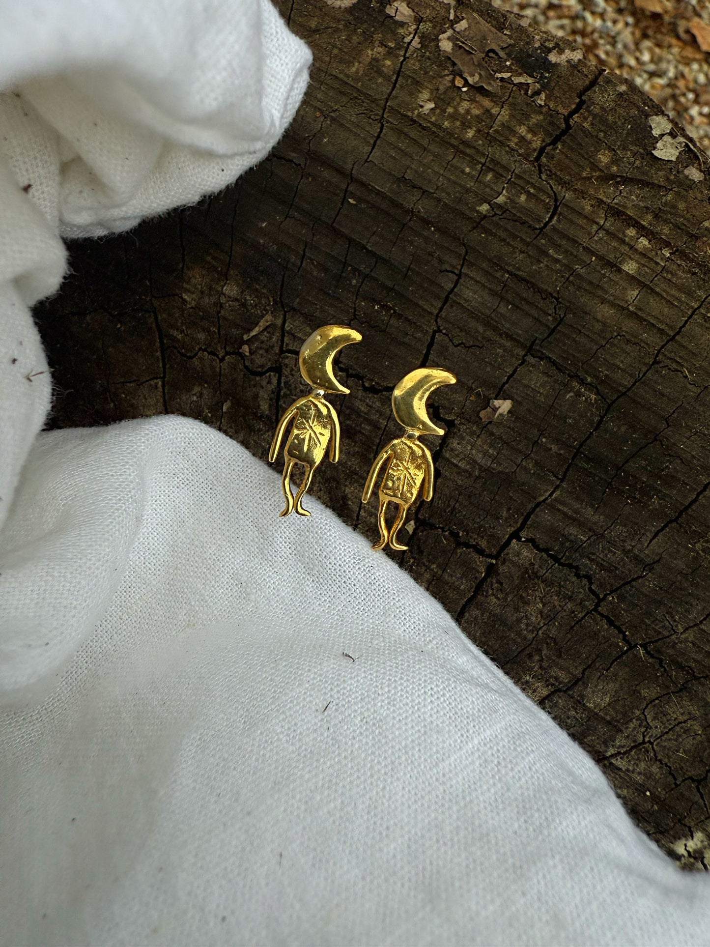 MOON MAN STUDS GOLD