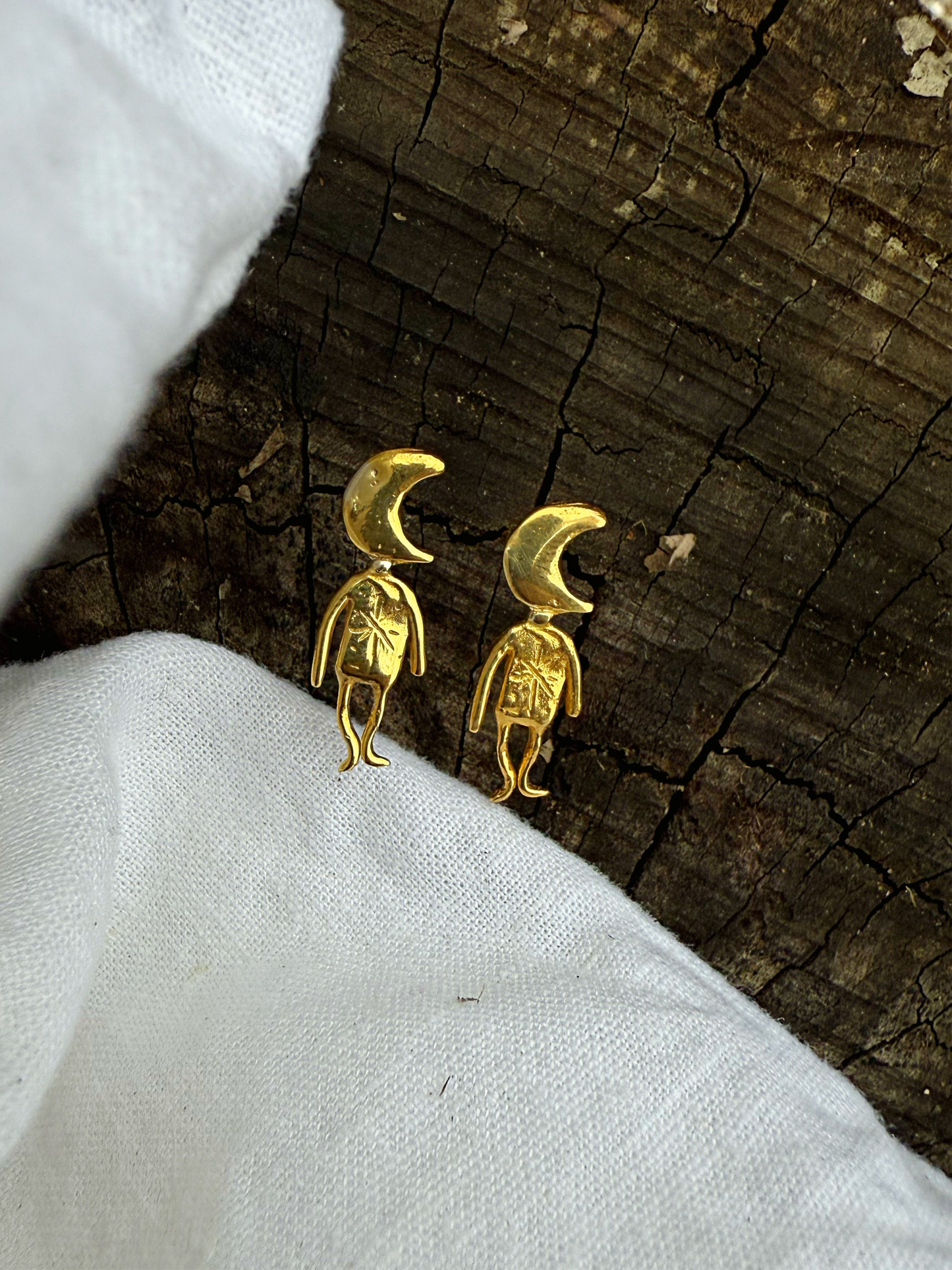 MOON MAN STUDS GOLD