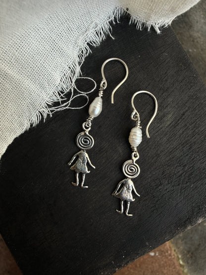 DIZZY GIRL PEARL DROPS