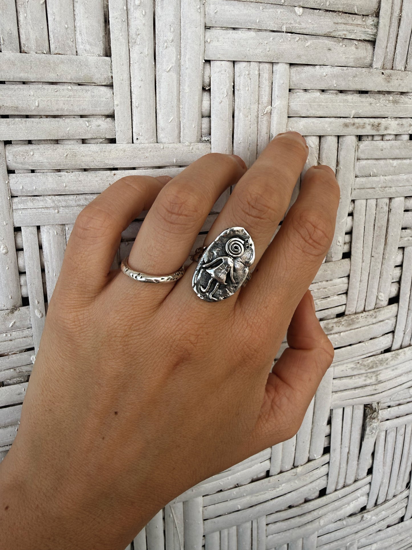 DIZZY GIRL RING