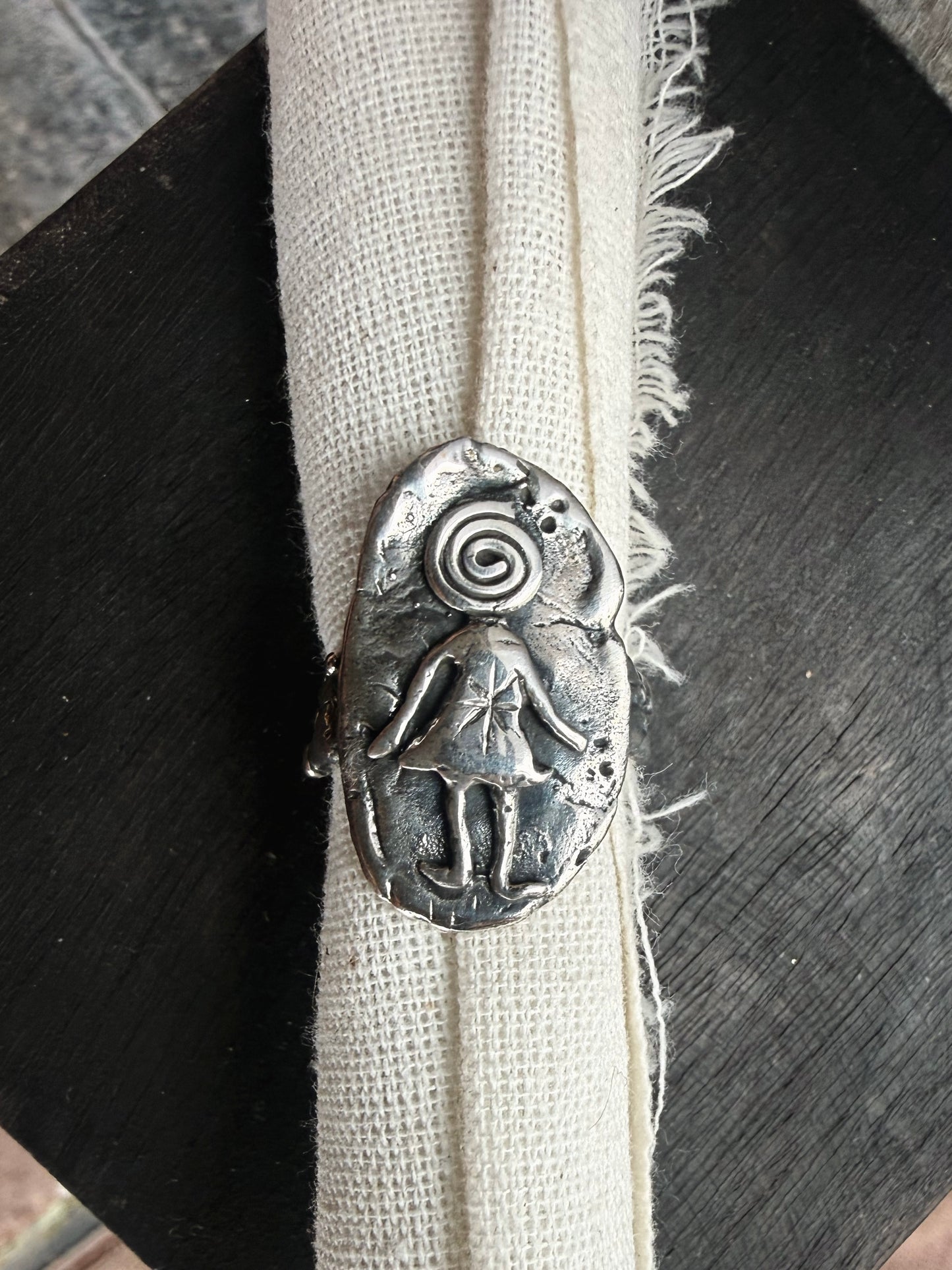 DIZZY GIRL RING
