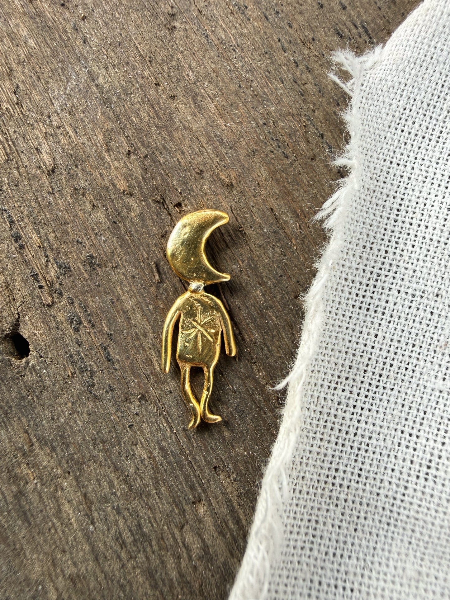 MOON MAN STUD GOLD